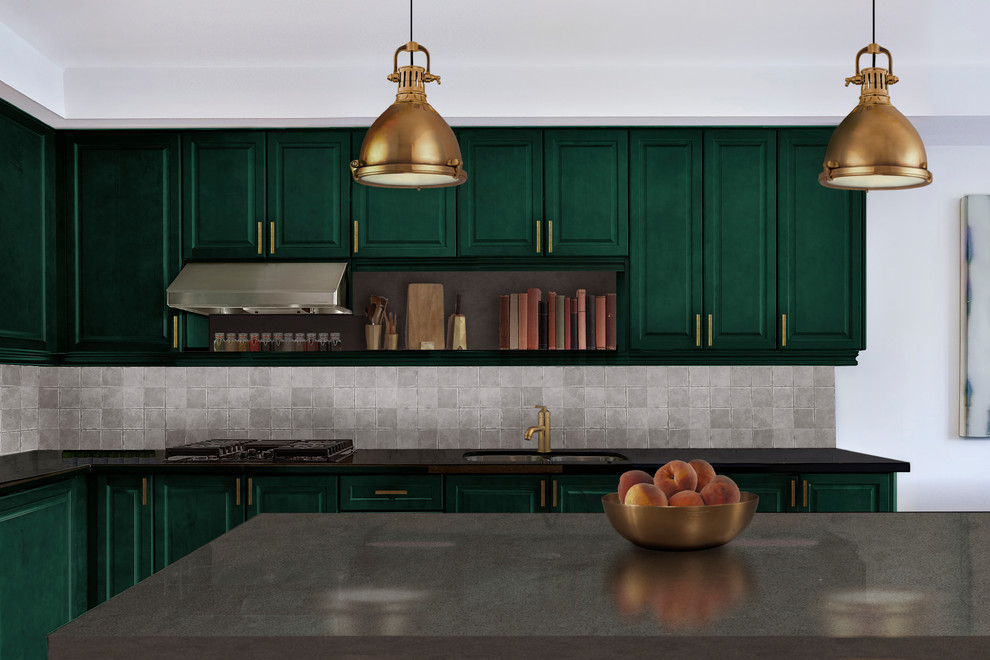 Mittelgroße Moderne Wohnküche in L-Form mit Unterbauwaschbecken, profilierten Schrankfronten, grünen Schränken, Granit-Arbeitsplatte, Küchenrückwand in Grau, Küchengeräten aus Edelstahl, Kücheninsel und Rückwand aus Steinfliesen