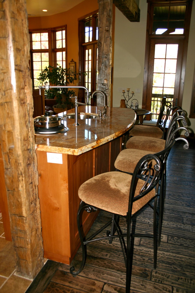 Immagine di una cucina classica