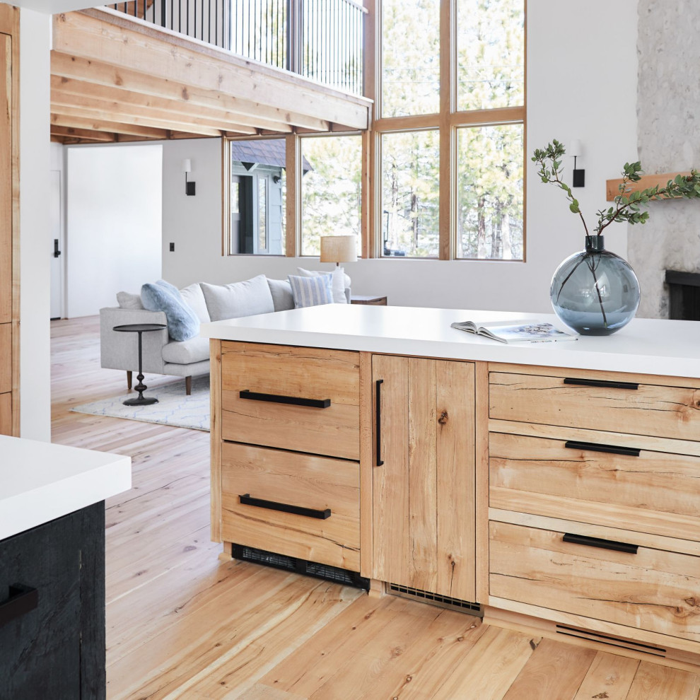 Rustikale Wohnküche mit Quarzwerkstein-Arbeitsplatte, Küchenrückwand in Weiß, Kücheninsel und weißer Arbeitsplatte