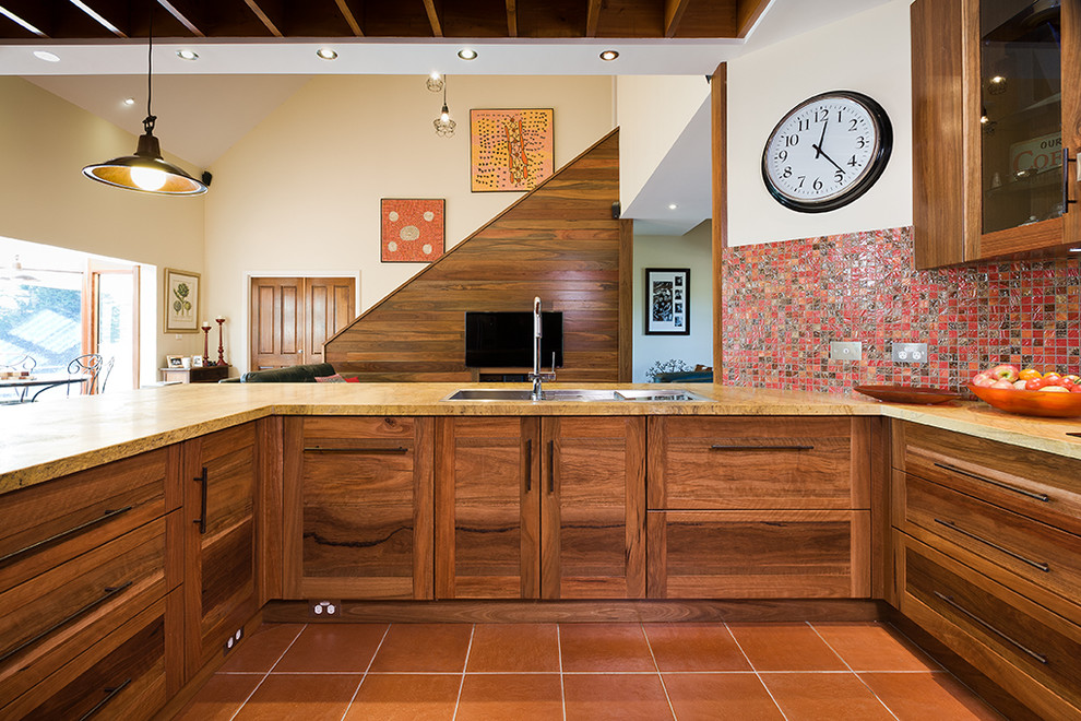 Rustik inredning av ett mycket stort kök, med en dubbel diskho, luckor med infälld panel, skåp i mellenmörkt trä, marmorbänkskiva, stänkskydd i mosaik, rostfria vitvaror och klinkergolv i keramik