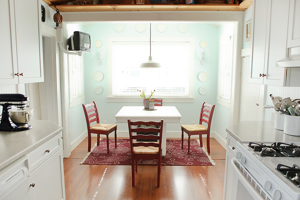 コロンバスにあるトラディショナルスタイルのおしゃれなキッチン (シェーカースタイル扉のキャビネット、白いキャビネット、白い調理設備) の写真