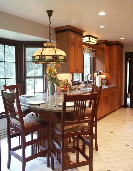 Bild på ett mellanstort amerikanskt kök, med en undermonterad diskho, skåp i shakerstil, skåp i mellenmörkt trä, granitbänkskiva, stänkskydd i glaskakel, beige stänkskydd, rostfria vitvaror, klinkergolv i keramik, en halv köksö och beiget golv