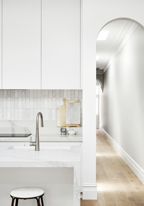 Achieve Modern Appeal with Minimalist Kitchen Concepts: Glossy White Backsplash Tiles and Quartz Countertops