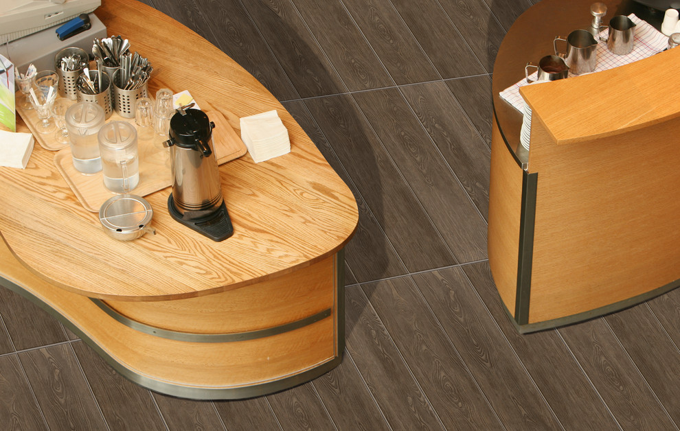 Idéer för ett brun kök, med träbänkskiva, klinkergolv i porslin och brunt golv