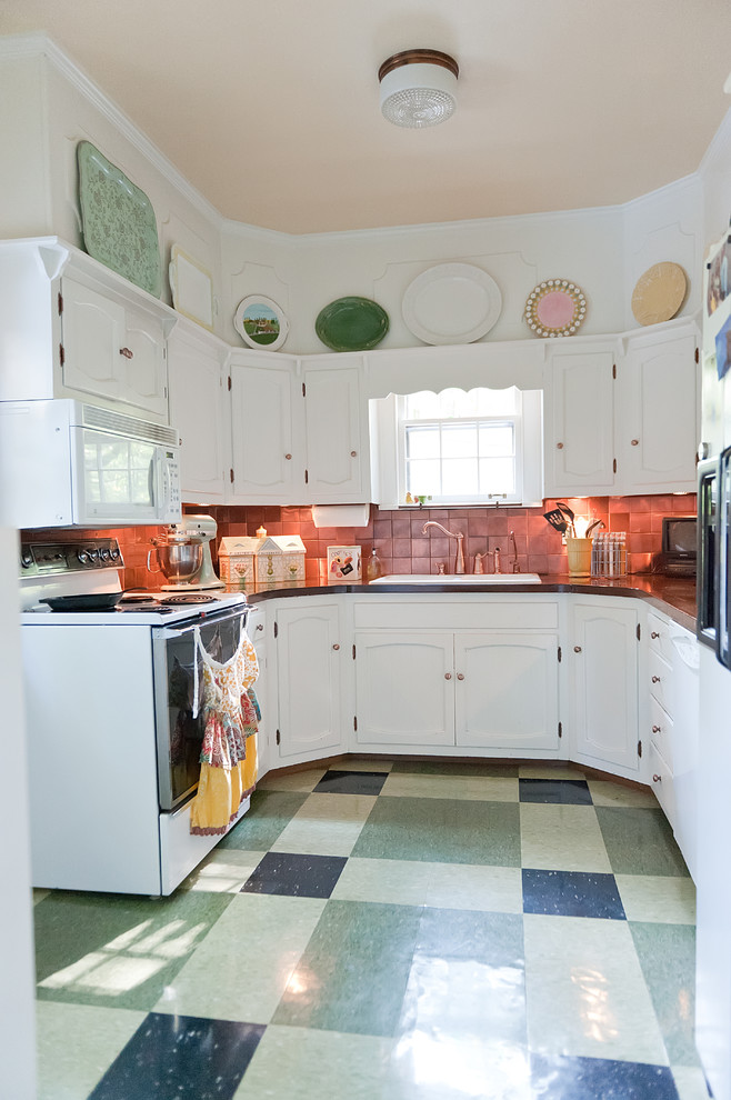 Inspiration för små klassiska u-kök, med grönt golv