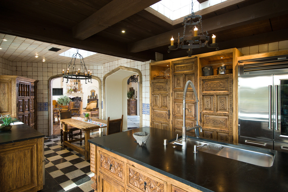 Mediterrane Küche mit Unterbauwaschbecken, hellbraunen Holzschränken, Küchengeräten aus Edelstahl und Kücheninsel in San Diego