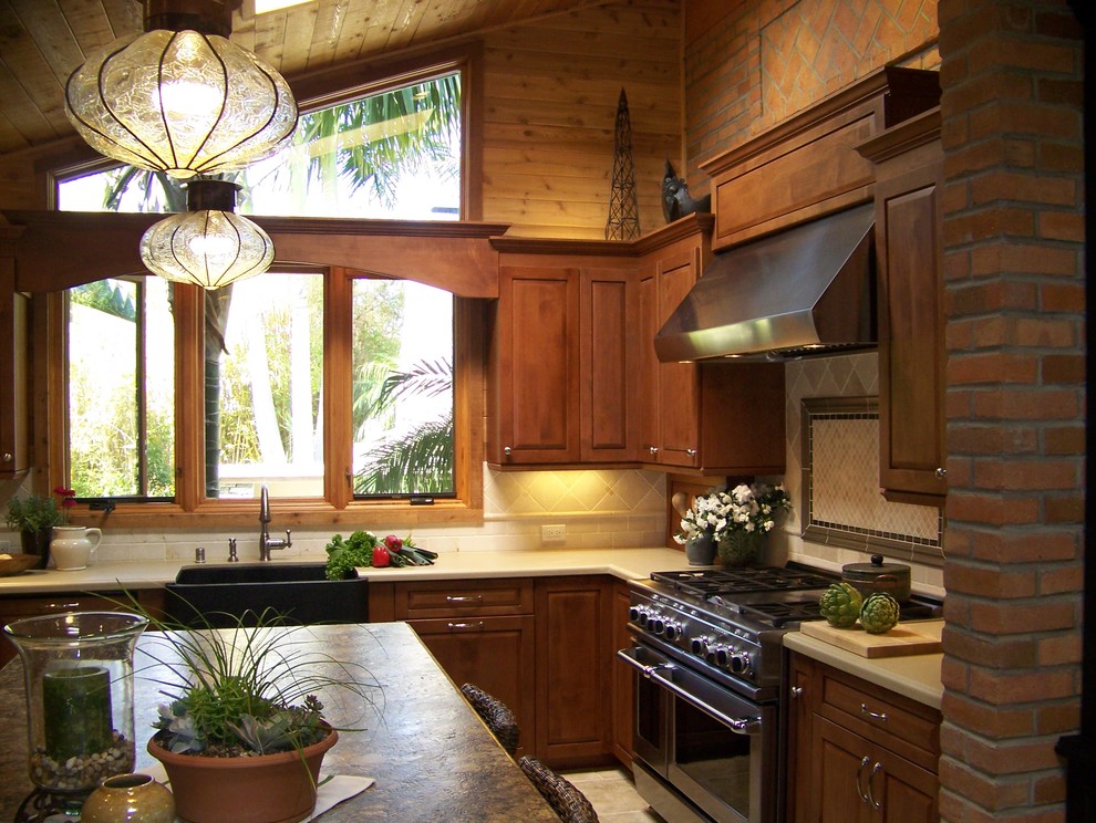 Foto på ett mellanstort vintage kök, med rostfria vitvaror, en rustik diskho, bänkskiva i kvarts, luckor med upphöjd panel, skåp i mellenmörkt trä, beige stänkskydd, stänkskydd i keramik, klinkergolv i keramik, en köksö och beiget golv