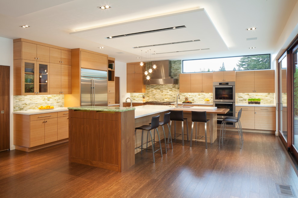 Moderne Wohnküche in L-Form mit flächenbündigen Schrankfronten, hellen Holzschränken, Quarzit-Arbeitsplatte und Küchengeräten aus Edelstahl in Portland