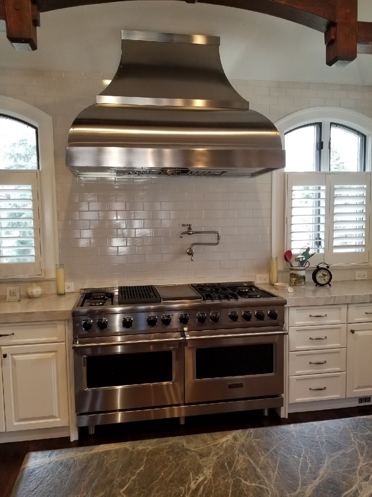 Foto di una cucina stile americano con ante bianche, paraspruzzi bianco, paraspruzzi con piastrelle in ceramica, elettrodomestici in acciaio inossidabile e top grigio
