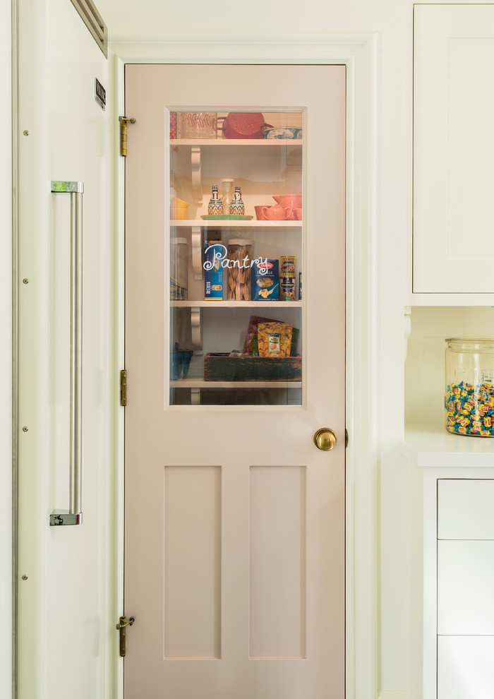 Example of a beach style kitchen design in Los Angeles
