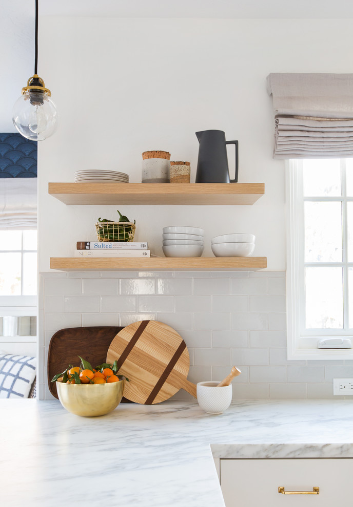 Exempel på ett avskilt, mellanstort shabby chic-inspirerat vit vitt u-kök, med en nedsänkt diskho, luckor med infälld panel, vita skåp, marmorbänkskiva, grått stänkskydd, stänkskydd i keramik, rostfria vitvaror, ljust trägolv och beiget golv