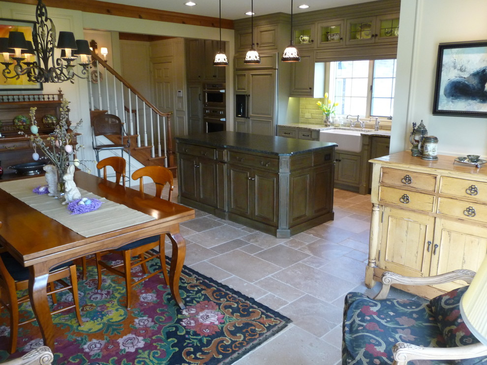 Bild på ett stort vintage kök, med en rustik diskho, luckor med profilerade fronter, gröna skåp, granitbänkskiva, beige stänkskydd, stänkskydd i keramik, rostfria vitvaror, travertin golv, en köksö och beiget golv