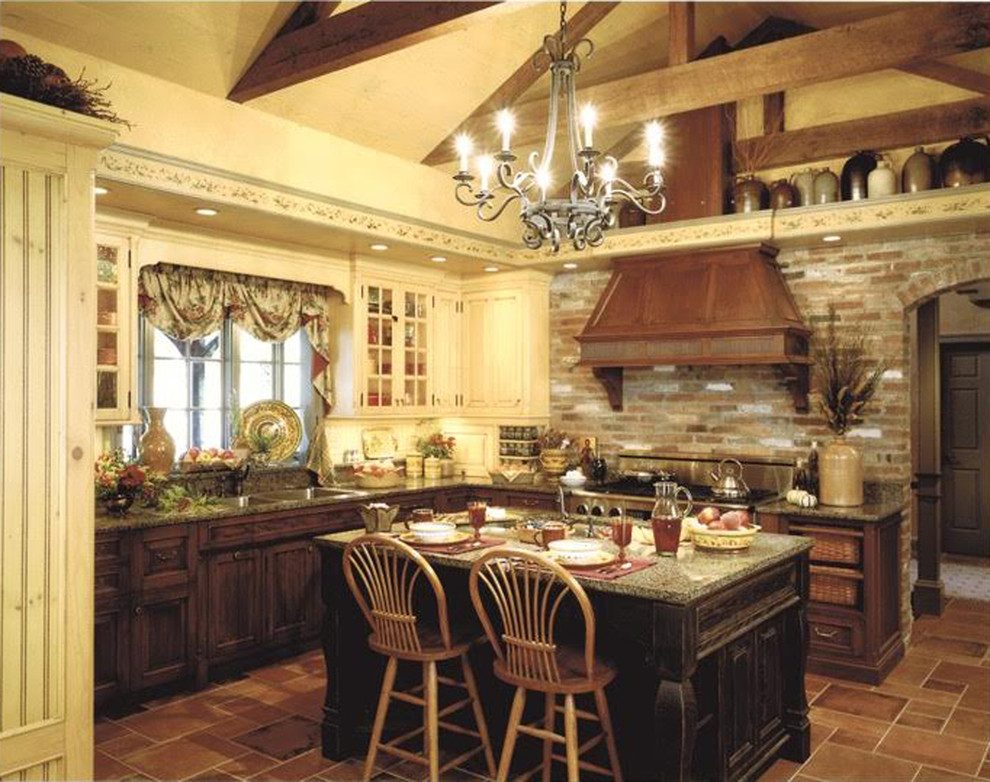 Inredning av ett lantligt avskilt, mellanstort l-kök, med en undermonterad diskho, luckor med glaspanel, skåp i mellenmörkt trä, granitbänkskiva, flerfärgad stänkskydd, stänkskydd i tegel, rostfria vitvaror, klinkergolv i terrakotta, en köksö och beiget golv