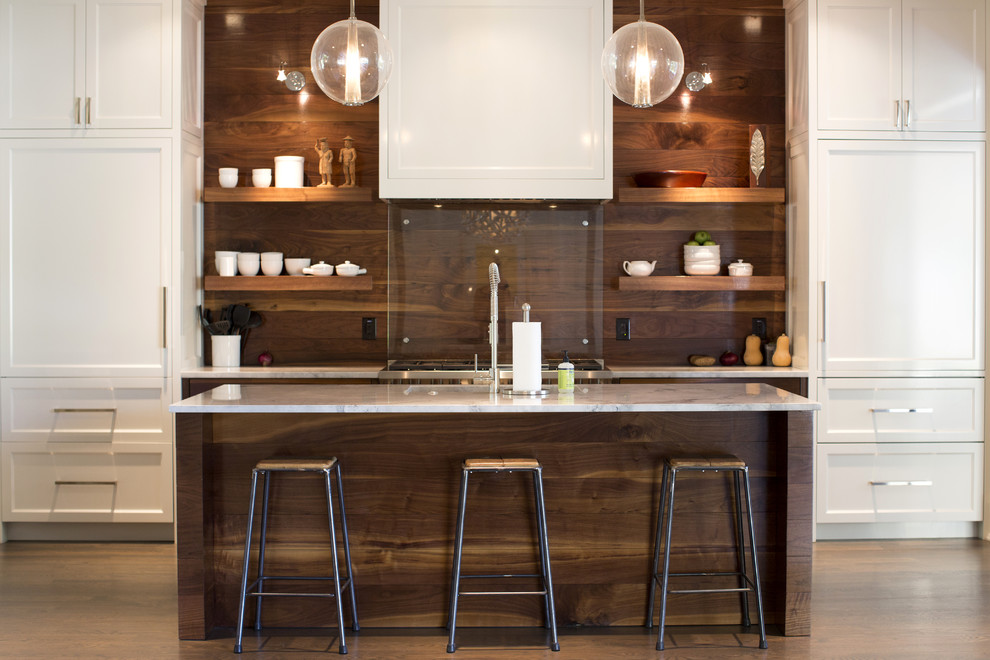 Moderne Küche mit offenen Schränken, dunklen Holzschränken, Glasrückwand, braunem Holzboden und Kücheninsel in Atlanta