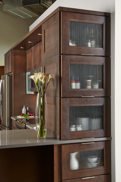 English Reeded Glass Cabinet Ends - Contemporary - Kitchen - Orange County  - by Mid Continent Cabinetry | Houzz UK