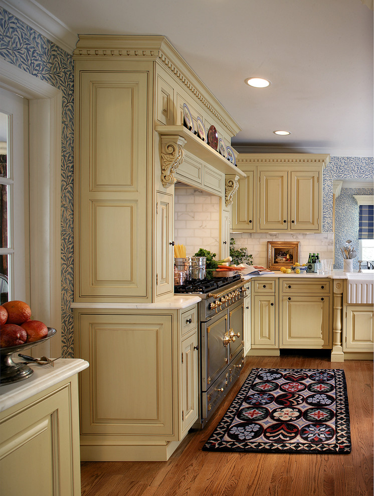 English style in Ridgewood Traditional Kitchen Newark by Kuche