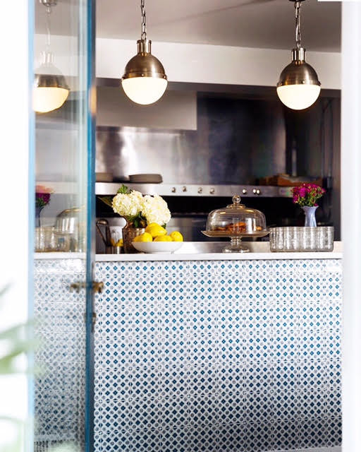 Inspiration pour une grande cuisine américaine parallèle traditionnelle avec plan de travail en marbre et une crédence bleue.
