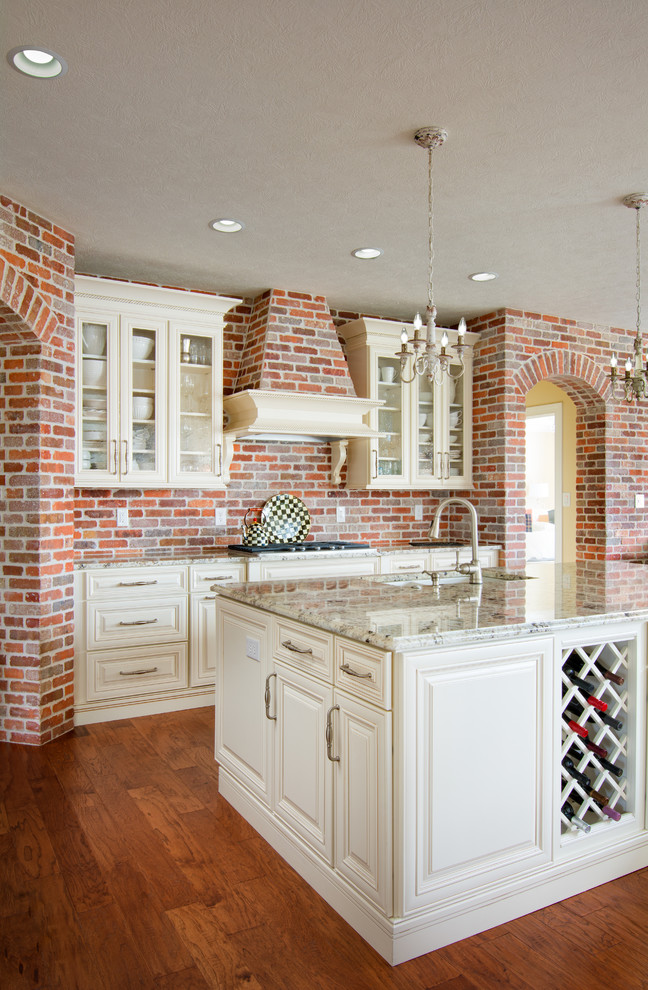 Inspiration för ett stort vintage kök och matrum, med luckor med upphöjd panel, vita skåp, granitbänkskiva, rött stänkskydd, ljust trägolv och en köksö