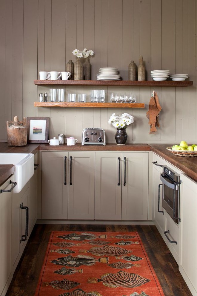 Idéer för små vintage u-kök, med träbänkskiva, en rustik diskho, luckor med infälld panel och grå skåp