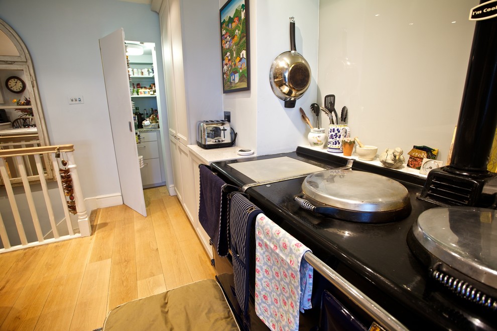 Exempel på ett mellanstort lantligt kök, med skåp i shakerstil, grå skåp, bänkskiva i kvartsit, rostfria vitvaror, en undermonterad diskho, ljust trägolv och en köksö