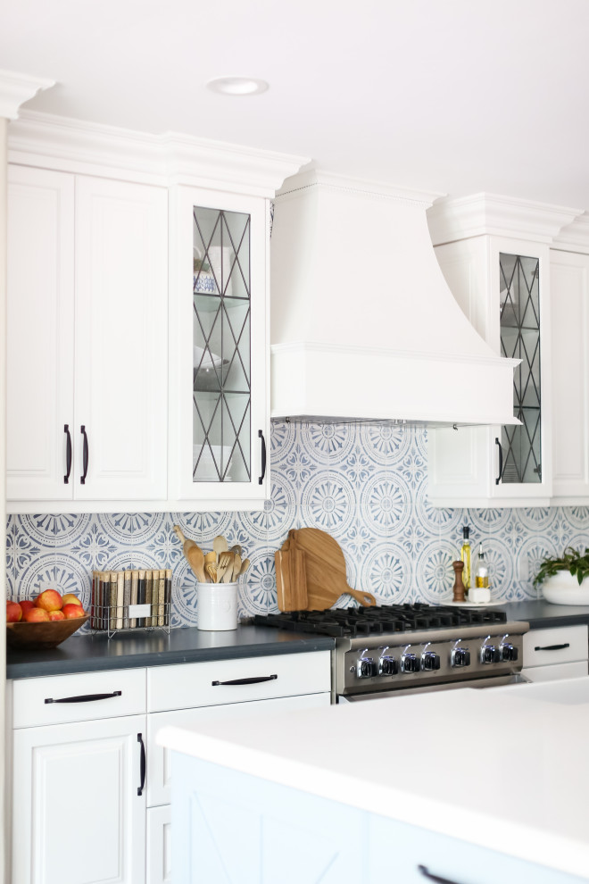 Diseño de cocina comedor clásica renovada grande con encimera de cuarcita, salpicadero azul, salpicadero de azulejos de terracota, electrodomésticos de acero inoxidable y dos o más islas