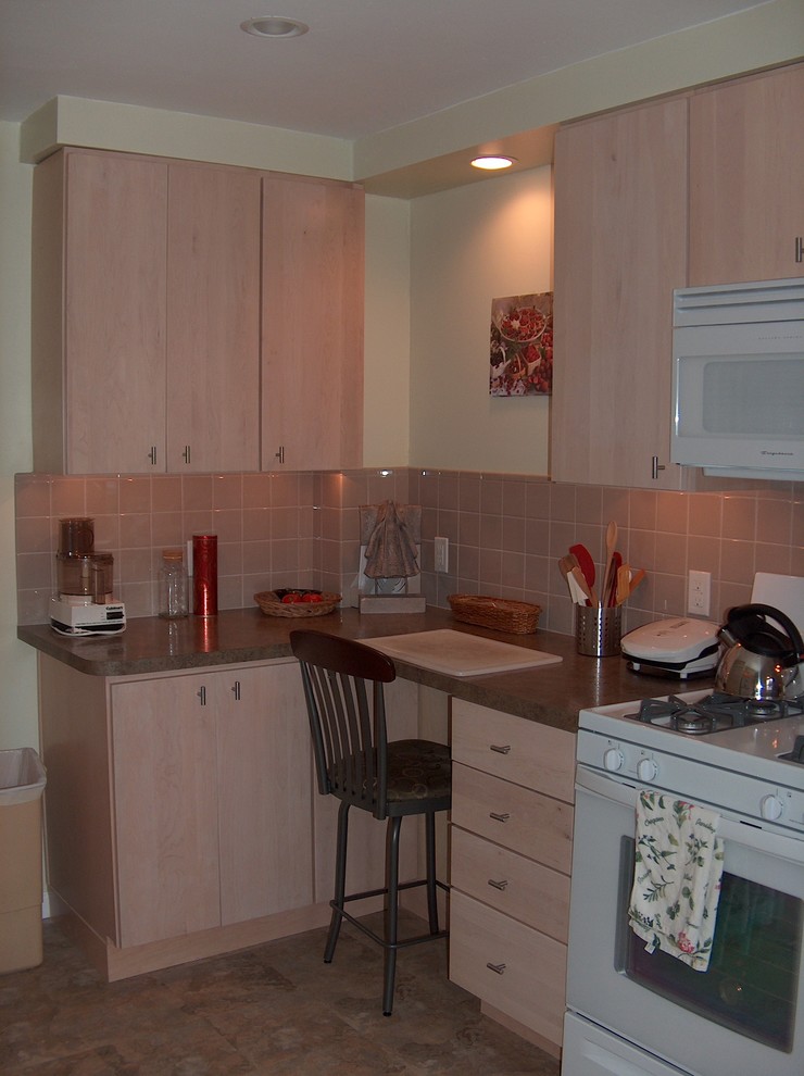Exempel på ett avskilt, litet klassiskt l-kök, med en enkel diskho, släta luckor, skåp i ljust trä, laminatbänkskiva, beige stänkskydd, stänkskydd i keramik, vita vitvaror och linoleumgolv