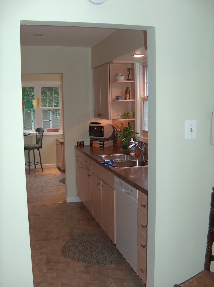 フィラデルフィアにある低価格の小さなトラディショナルスタイルのおしゃれなキッチン (シングルシンク、フラットパネル扉のキャビネット、淡色木目調キャビネット、ラミネートカウンター、ベージュキッチンパネル、セラミックタイルのキッチンパネル、白い調理設備、リノリウムの床、アイランドなし) の写真