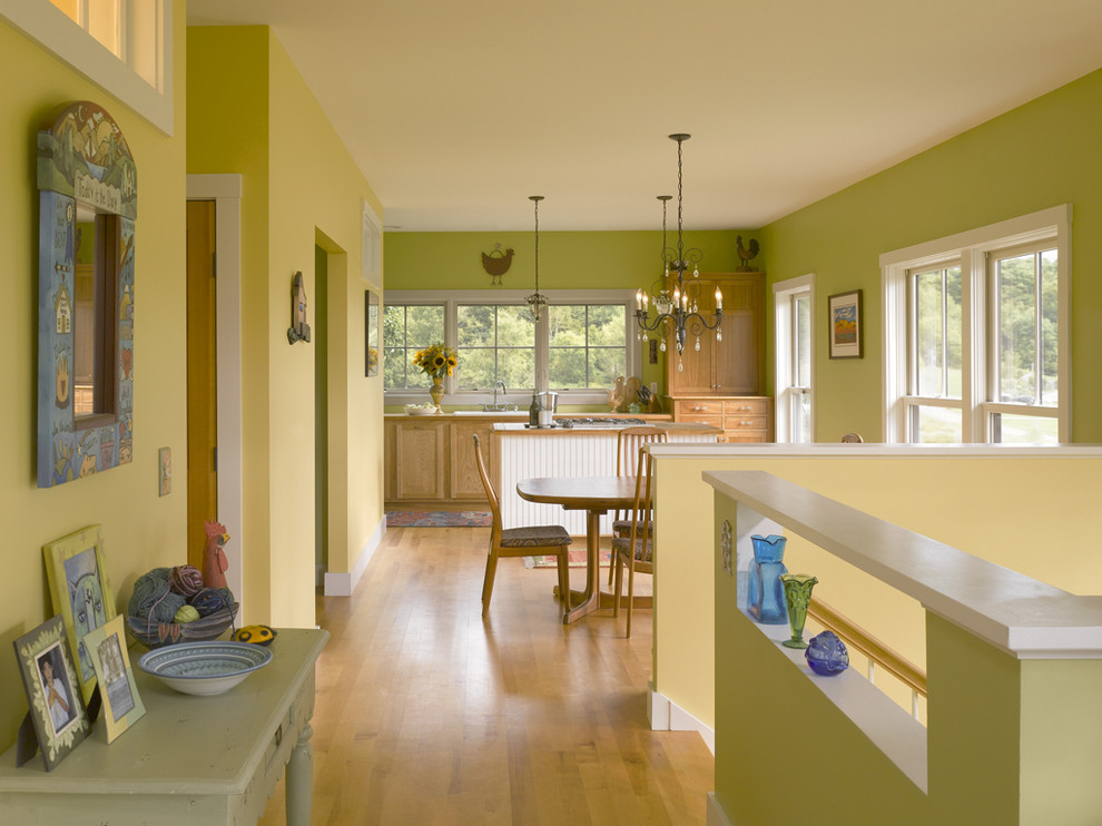 Источник вдохновения для домашнего уюта: кухня в стиле кантри с обеденным столом и фасадами цвета дерева среднего тона