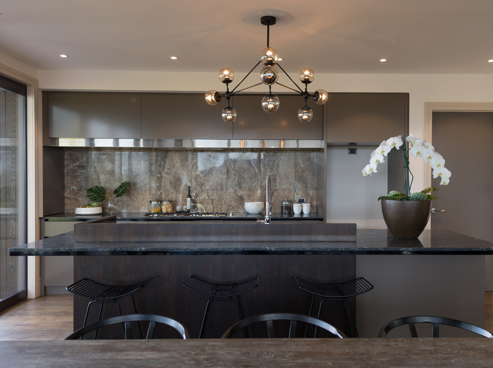 Immagine di una cucina moderna con ante lisce, ante marroni, paraspruzzi marrone, paraspruzzi con piastrelle in pietra, parquet scuro e pavimento marrone