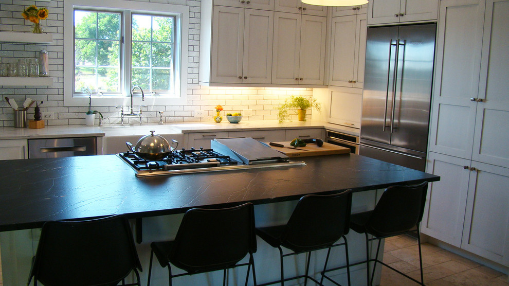 Bild på ett stort vintage flerfärgad flerfärgat kök, med en rustik diskho, skåp i shakerstil, vita skåp, granitbänkskiva, vitt stänkskydd, stänkskydd i keramik, rostfria vitvaror, travertin golv, en köksö och flerfärgat golv