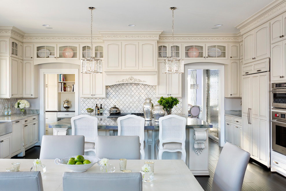 Foto di una cucina classica con lavello stile country, ante con bugna sagomata, ante beige, paraspruzzi bianco, parquet scuro e pavimento marrone