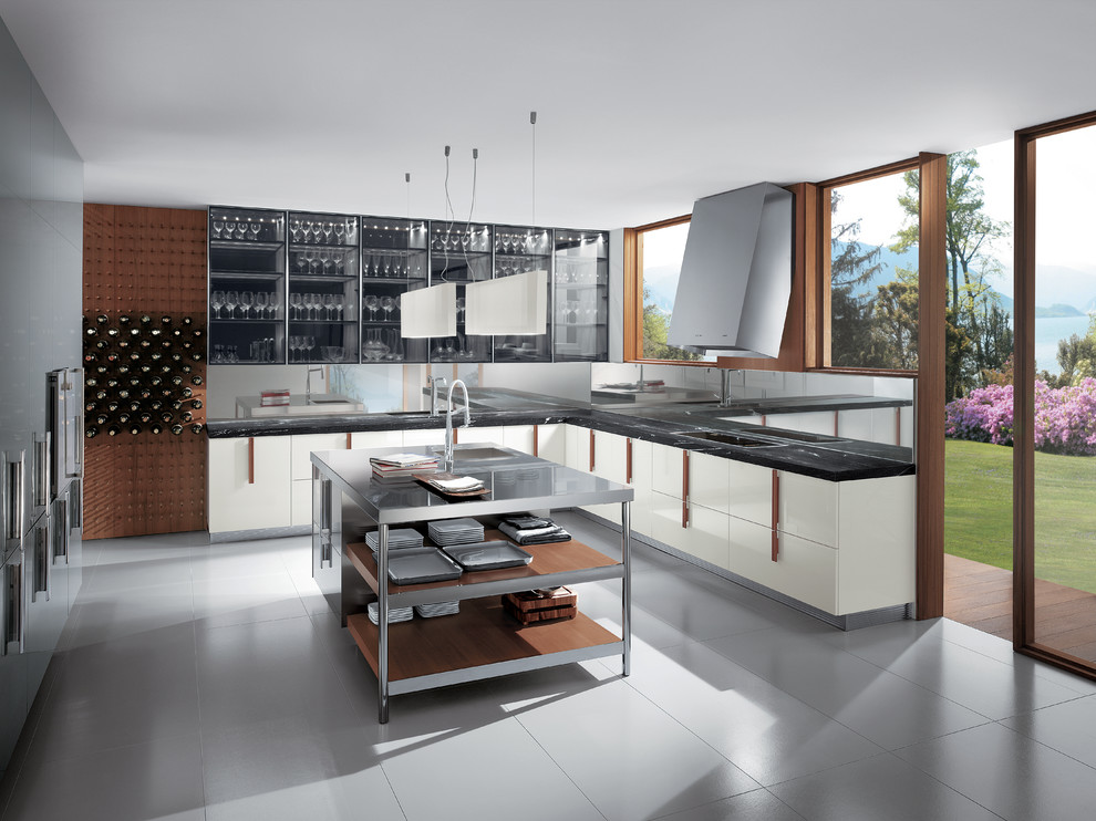 Exempel på ett avskilt, stort modernt u-kök, med en enkel diskho, släta luckor, vita skåp, granitbänkskiva, spegel som stänkskydd, rostfria vitvaror, klinkergolv i porslin, en köksö, stänkskydd med metallisk yta och grått golv