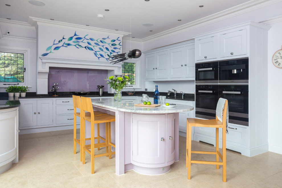 Immagine di una cucina design di medie dimensioni con lavello integrato, ante a filo, top in granito, elettrodomestici neri e pavimento in gres porcellanato