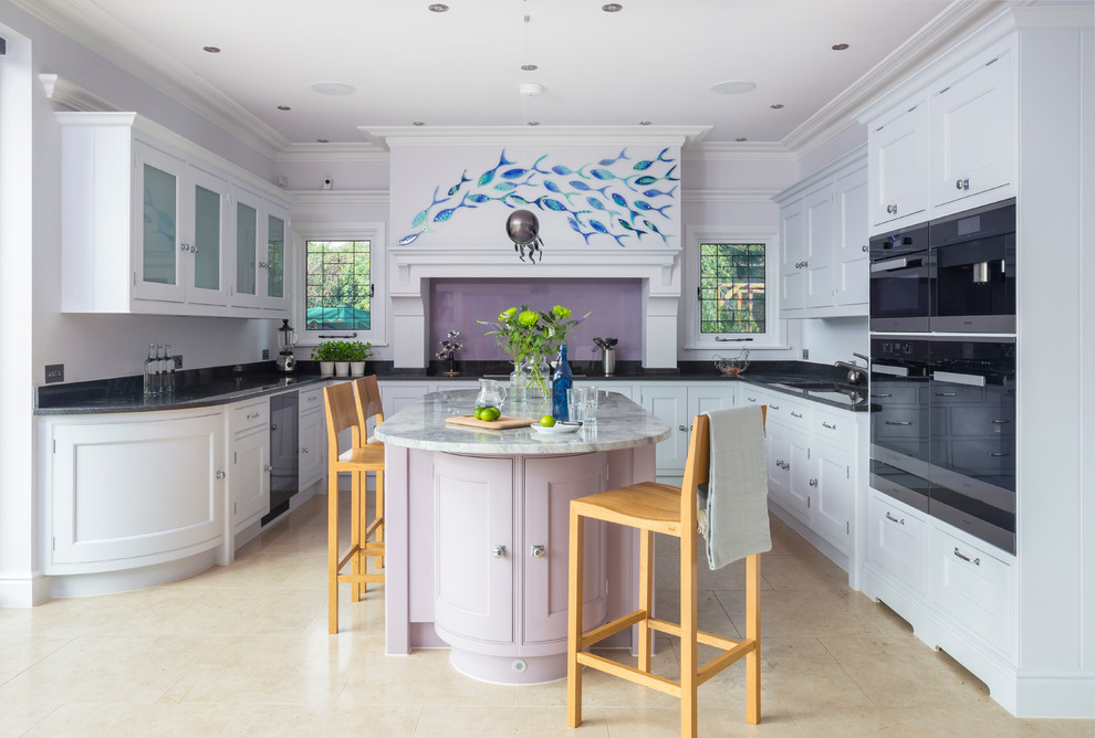 Esempio di una cucina design di medie dimensioni con lavello integrato, ante a filo, top in granito, elettrodomestici neri e pavimento in gres porcellanato