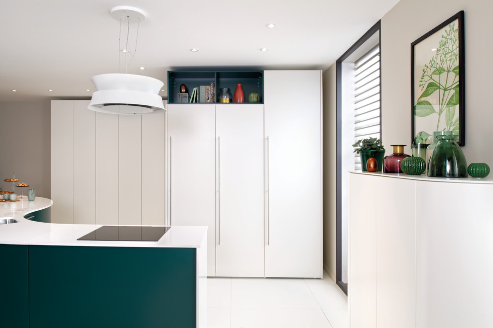 Esempio di una grande cucina design con lavello integrato, ante lisce, ante verdi, top in laminato, elettrodomestici da incasso e top bianco