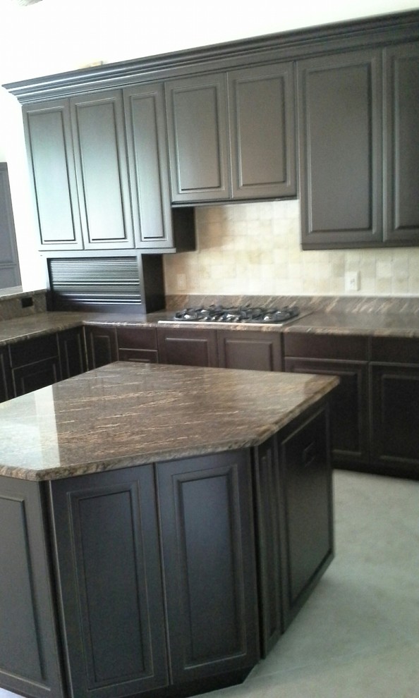 Bild på ett mellanstort funkis u-kök, med bruna skåp, luckor med upphöjd panel, granitbänkskiva, vitt stänkskydd och en köksö