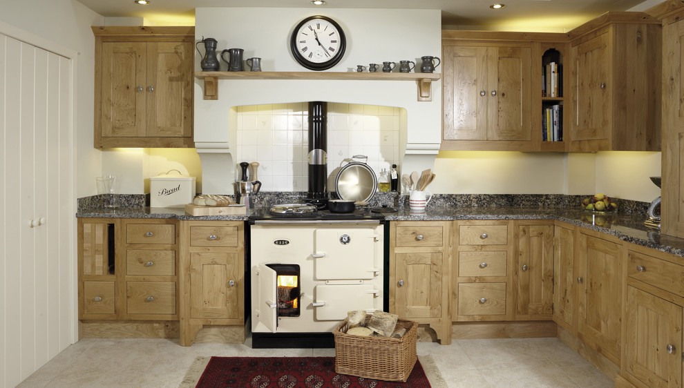 Inredning av ett klassiskt kök med öppen planlösning, med luckor med infälld panel, skåp i mellenmörkt trä, granitbänkskiva, vitt stänkskydd, stänkskydd i keramik och travertin golv