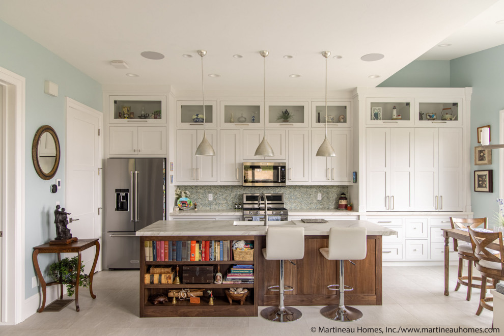 Exempel på ett mellanstort eklektiskt vit linjärt vitt kök med öppen planlösning, med en rustik diskho, skåp i shakerstil, vita skåp, vitt stänkskydd, stänkskydd i glaskakel, integrerade vitvaror, mellanmörkt trägolv, en köksö och brunt golv