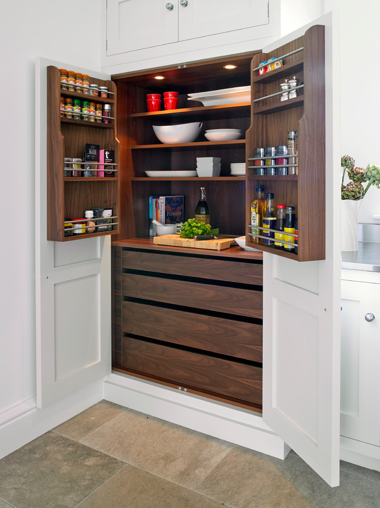Imagen de cocina actual de nogal con despensa, armarios estilo shaker y puertas de armario blancas