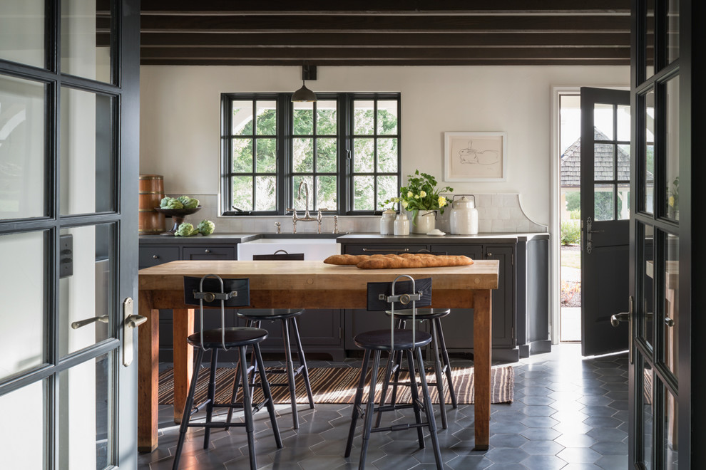 Geschlossene Mediterrane Küche mit Landhausspüle, Schrankfronten im Shaker-Stil, grauen Schränken, Kücheninsel, grauem Boden und grauer Arbeitsplatte in Portland