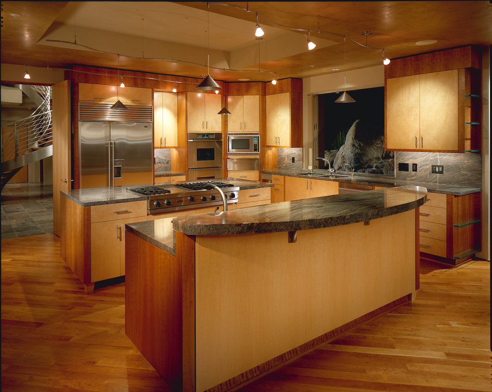 Mediterrane Küche mit flächenbündigen Schrankfronten, hellen Holzschränken, Küchenrückwand in Grau und Küchengeräten aus Edelstahl in Phoenix