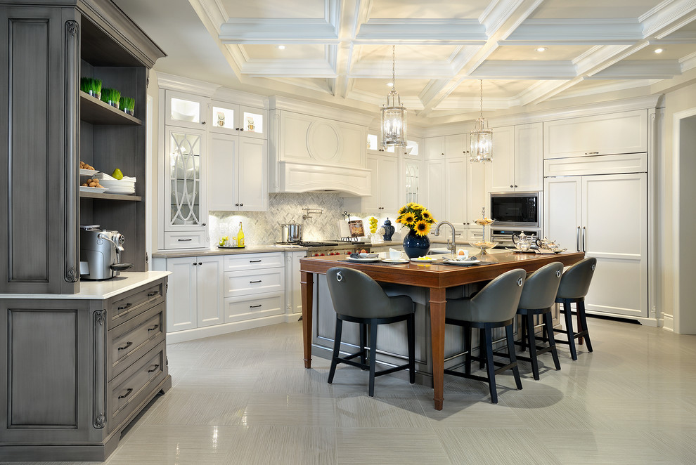 Exempel på ett eklektiskt l-kök, med luckor med infälld panel, vita skåp, träbänkskiva, grått stänkskydd, stänkskydd i stenkakel, integrerade vitvaror och grått golv
