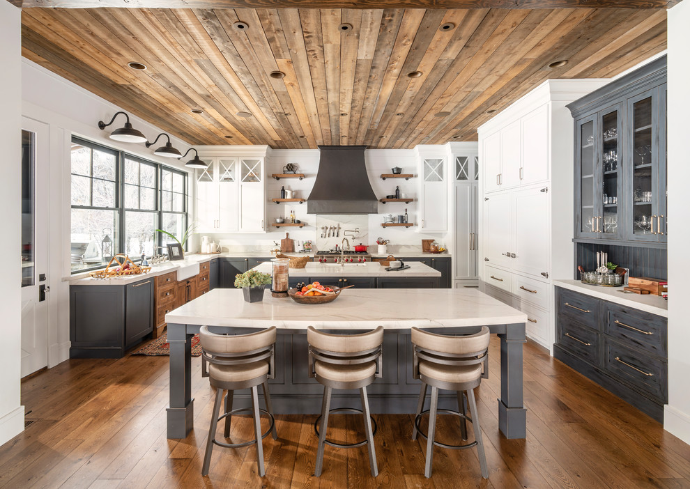 Landhaus Küche in U-Form mit Landhausspüle, Schrankfronten im Shaker-Stil, grauen Schränken, Küchengeräten aus Edelstahl, dunklem Holzboden, zwei Kücheninseln, braunem Boden und weißer Arbeitsplatte in Salt Lake City