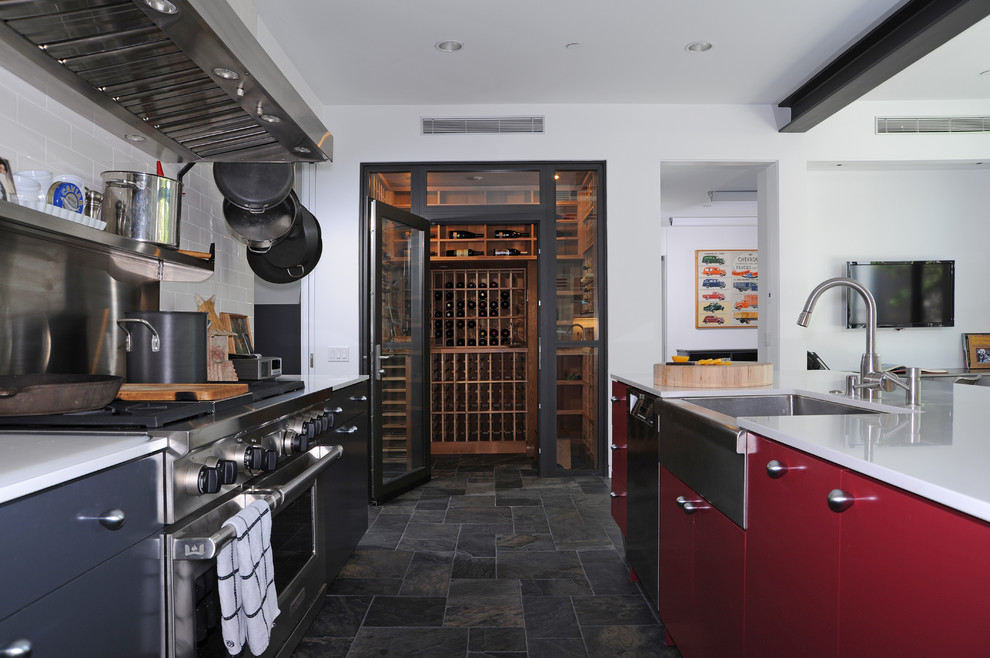 Moderne Küche mit Landhausspüle in Boston