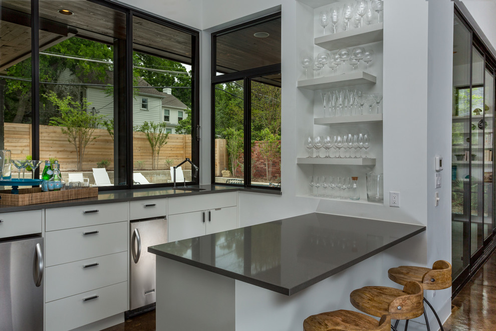 オースティンにあるコンテンポラリースタイルのおしゃれなキッチン (フラットパネル扉のキャビネット、白いキャビネット) の写真