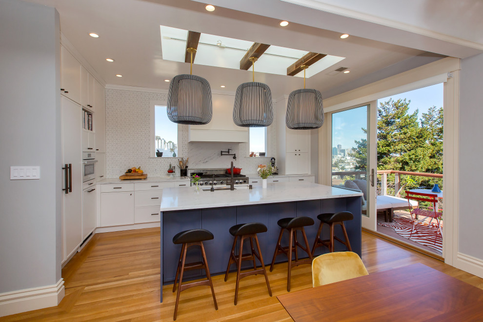 Esempio di una grande cucina abitabile chic con parquet chiaro e soffitto ribassato