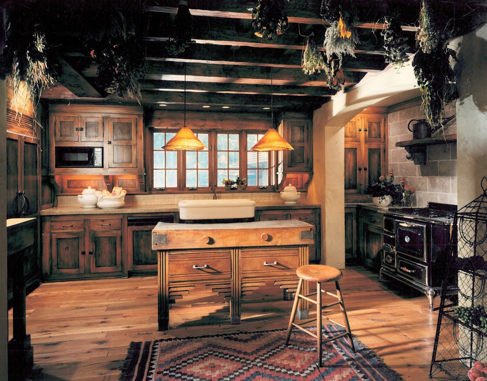 Immagine di una cucina country con lavello stile country e struttura in muratura