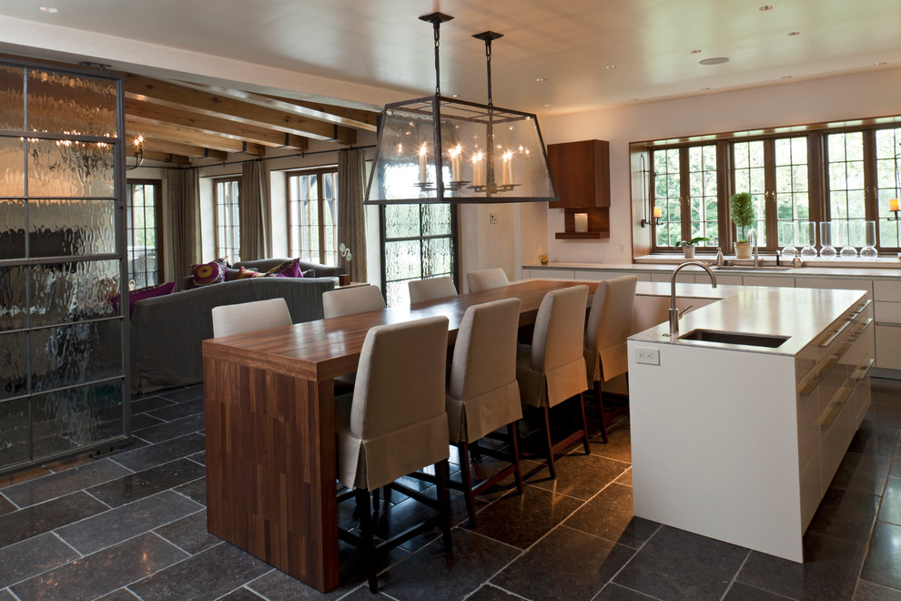 Идея дизайна: кухня-гостиная в классическом стиле с врезной мойкой, плоскими фасадами и белыми фасадами
