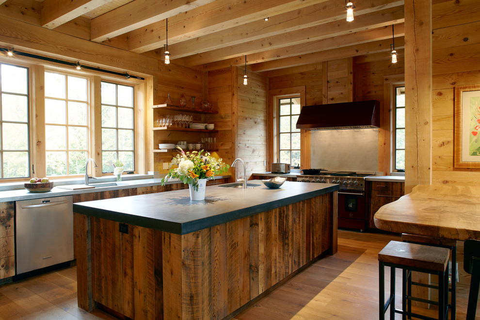 Foto på ett rustikt kök, med en undermonterad diskho, öppna hyllor, skåp i mellenmörkt trä, grått stänkskydd, rostfria vitvaror, mellanmörkt trägolv och en köksö