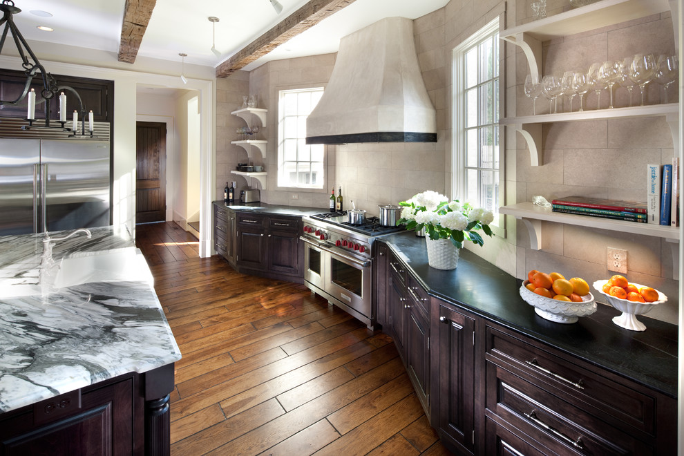 Immagine di una cucina abitabile chic con lavello stile country, ante a filo, ante in legno bruno, top in marmo e elettrodomestici in acciaio inossidabile